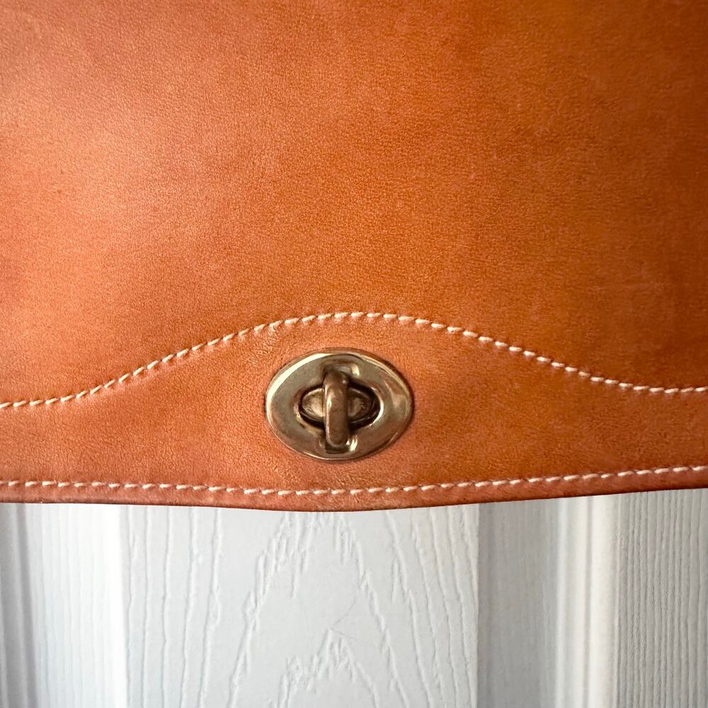 Anne Klein Tan Saddle Flap Over Turnlock Lion Embossed Shoulder Bag Vintage 80s - Picture 4 of 8
